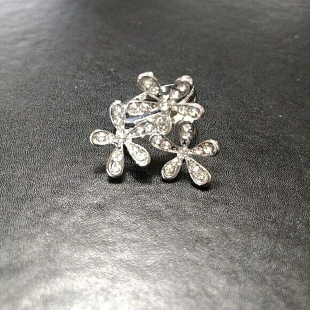 Silver tone rhinestone flower ring size 7